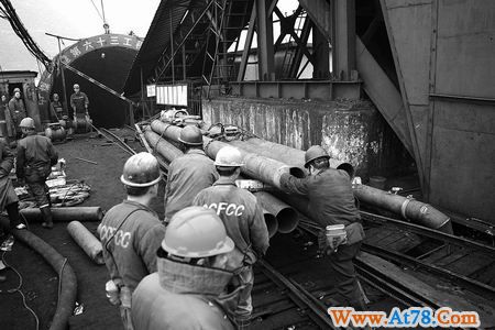 山西王家岭煤矿透水 至少11名河南民工被困井下