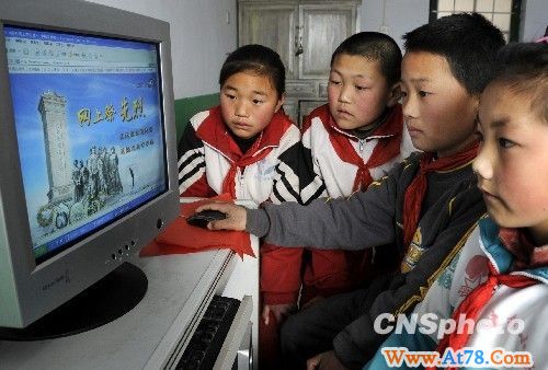 图：枣庄小学生网上祭奠英烈