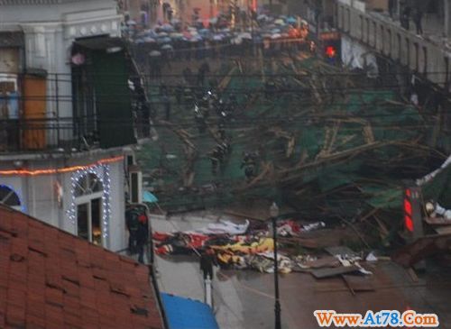 武汉一步行街大楼脚手架坍塌多人受伤(组图)