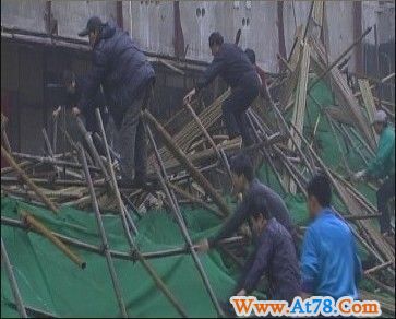 武汉一步行街大楼脚手架坍塌多人受伤(组图)