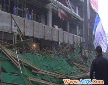 武汉一步行街大楼脚手架坍塌多人受伤(组图)