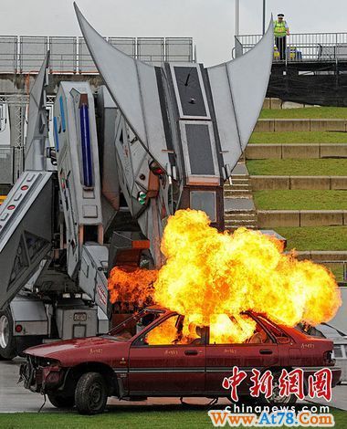 机器怪兽瞬间摧毁汽车(图)