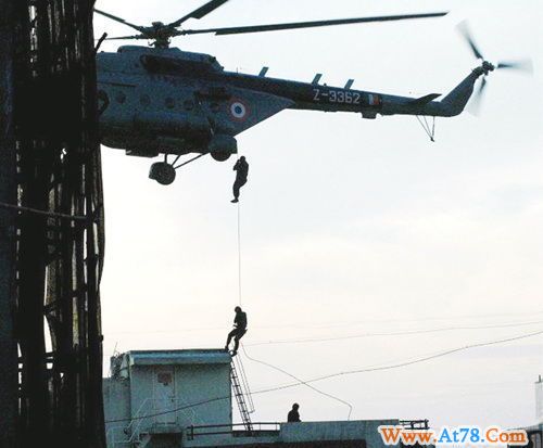 再看孟买袭击中的印度军警(组图)