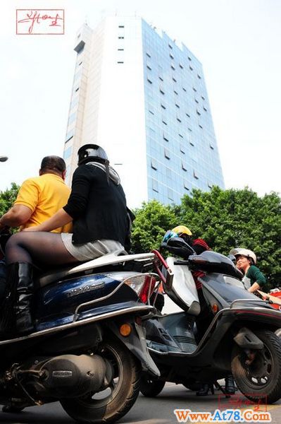 “沉默男”20层楼顶跳楼与警对峙(组图)