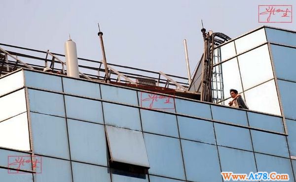 “沉默男”20层楼顶跳楼与警对峙(组图)
