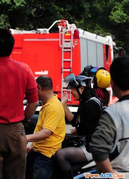 “沉默男”20层楼顶跳楼与警对峙(组图)