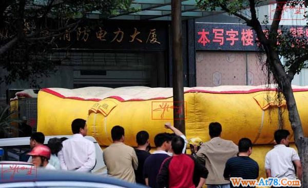 “沉默男”20层楼顶跳楼与警对峙(组图)