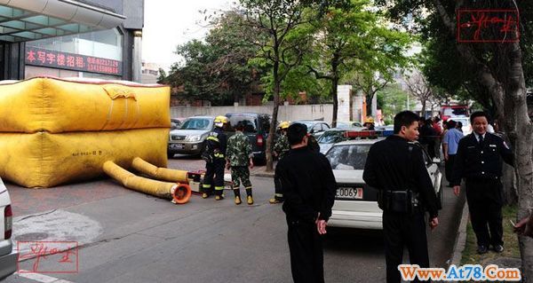 “沉默男”20层楼顶跳楼与警对峙(组图)