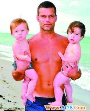 瑞奇?马汀自爆断背 找代孕得双胞胎儿子(图)