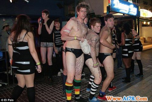 五千名英国大学生涌入西班牙小城狂欢遭抗议(图)