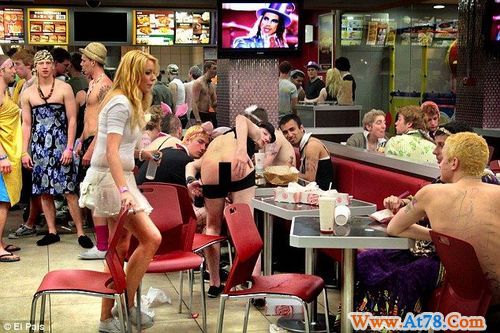 五千名英国大学生涌入西班牙小城狂欢遭抗议(图)