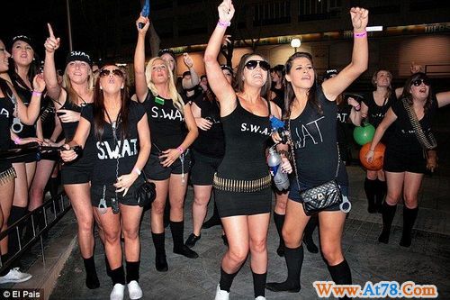 五千名英国大学生涌入西班牙小城狂欢遭抗议(图)