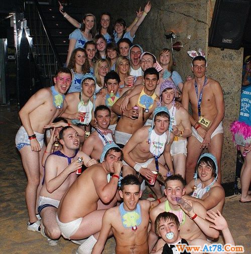 五千名英国大学生涌入西班牙小城狂欢遭抗议(图)