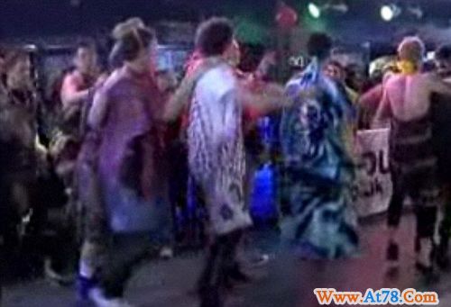 五千名英国大学生涌入西班牙小城狂欢遭抗议(图)