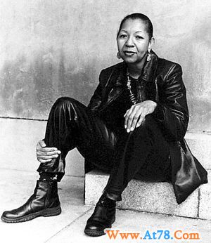 美国女诗人爱去世(图)