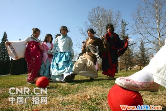 穿汉服赛蹴鞠 北京世界公园举办汉服饰文化体验活动