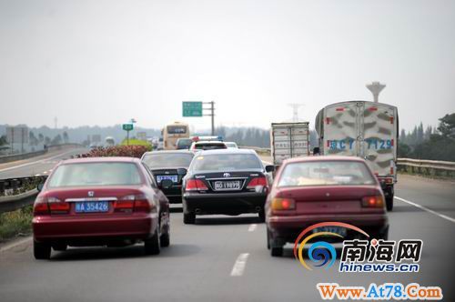 海南东线高速违章现象多 交警加强巡逻(组图)