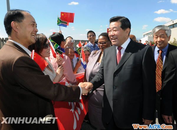 贾庆林抵达开普敦开始对南非进行正式友好访问(组图)