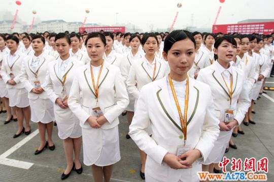 组图：近万美女齐聚世博园举行誓师大会