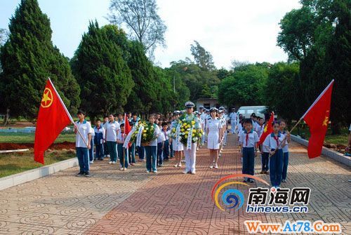 官兵与学生到解放海南岛战役烈士陵园扫墓(组图)