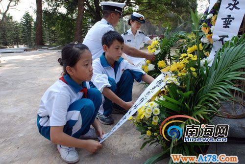 官兵与学生到解放海南岛战役烈士陵园扫墓(组图)