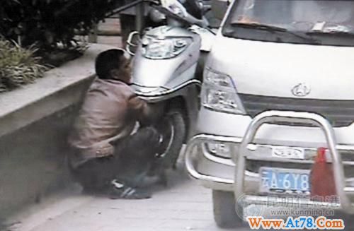 昆明一保安勇拦偷车贼被撞成重伤 当场抓住4贼(组图)