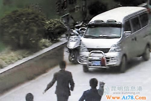 昆明一保安勇拦偷车贼被撞成重伤 当场抓住4贼(组图)