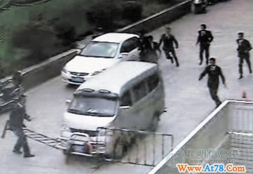 昆明一保安勇拦偷车贼被撞成重伤 当场抓住4贼(组图)