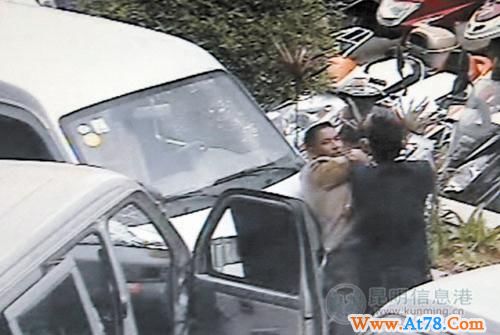 昆明一保安勇拦偷车贼被撞成重伤 当场抓住4贼(组图)