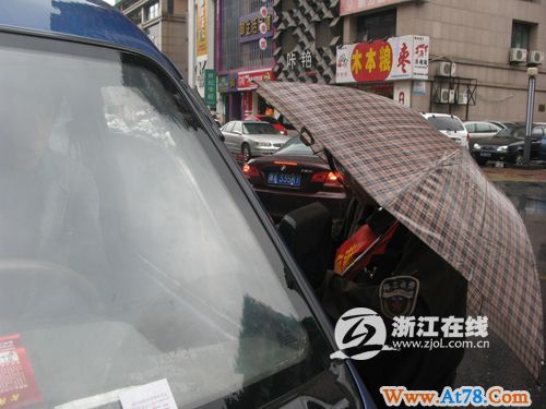 杭停车专用IC卡启用首日遇冷 车主更爱付现金(组图)