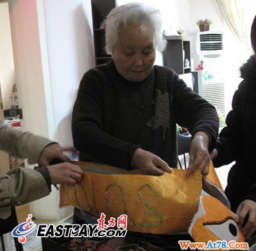 “世博人家”准备好了 8旬老人制特大型“虎头鞋”庆世博(组图)
