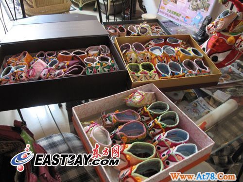 “世博人家”准备好了 8旬老人制特大型“虎头鞋”庆世博(组图)