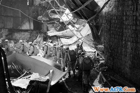 河南伊川逃生矿工:工友横七竖八躺巷道生死不明(组图)