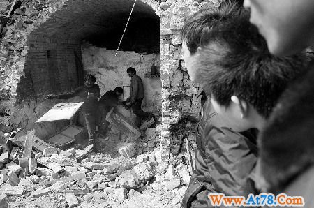 河南伊川逃生矿工:工友横七竖八躺巷道生死不明(组图)