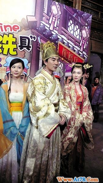 古装电影《龙凤店》开机发布会 三女人一台戏(组图)