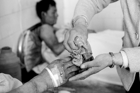 伊川矿难矿工亲历:工友横七竖八躺巷道生死不明