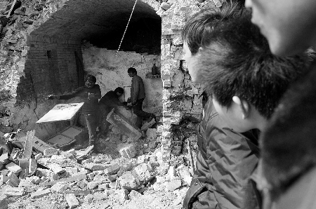 伊川矿难矿工亲历:工友横七竖八躺巷道生死不明