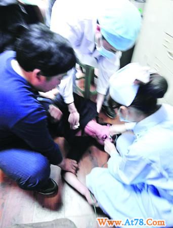 在派出所案审室，摊贩不停抽搐，口吐白沫，医护人员赶紧给他吸氧