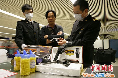 罗湖海关截获香港入境旅客携带12支仿真手枪