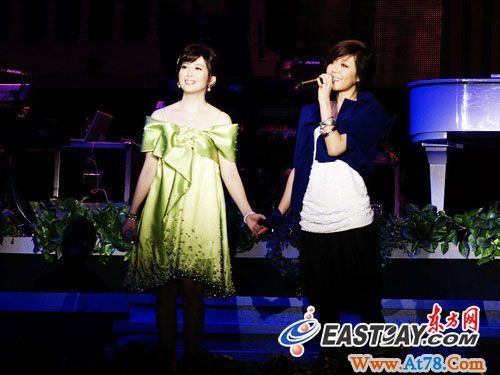 孟庭苇携安又琪 重现经典歌曲《红雨》(组图)