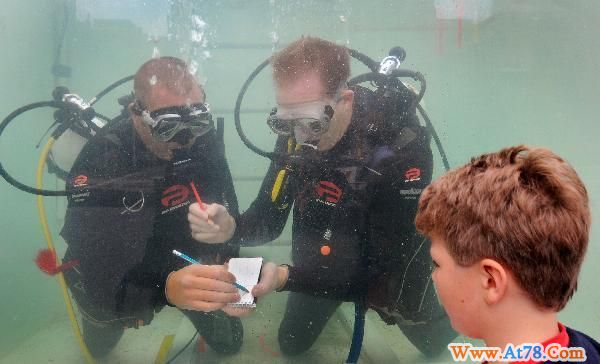 水下游戏36小时 打破吉尼斯纪录(图)