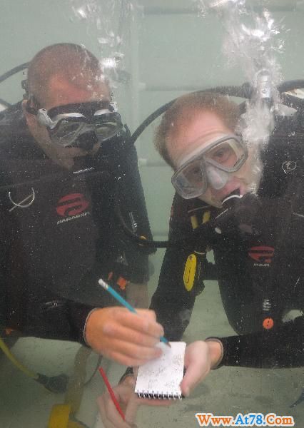 水下游戏36小时 打破吉尼斯纪录(图)