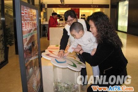 清明假期爱心不停歇 旱区捐赠点人潮涌动(组图)