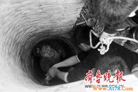 男子挨母亲骂后跳井轻生被强行救出(图)