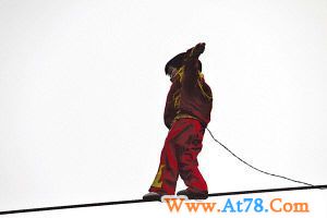 3岁女童虎园内徒手走钢丝 脚下有6只猛虎(组图)