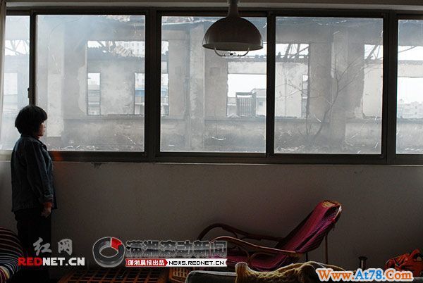 长沙木工厂火灾后续 隔壁居民担心出事房屋坍塌(图)