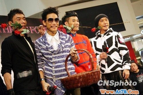 许志安、梁汉文、张卫健、苏永康口咬红玫瑰出场会歌迷(3)
