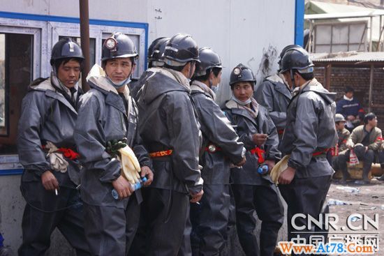 王家岭矿：即将下井的工人们互相系上平安带(组图)
