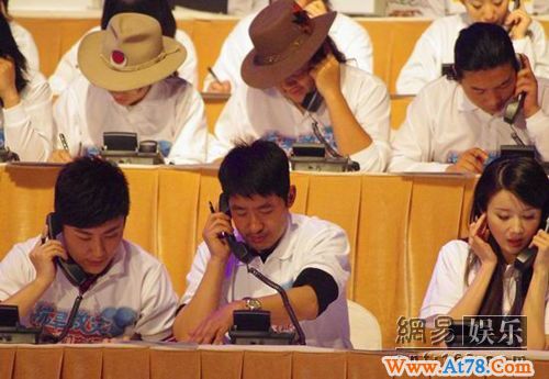 郭晓冬现身抗旱赈灾晚会 变身接线员受感动(图)