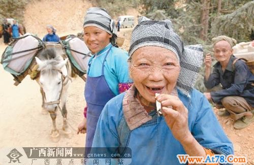 广西瑶族女子马帮队找水自救(组图)